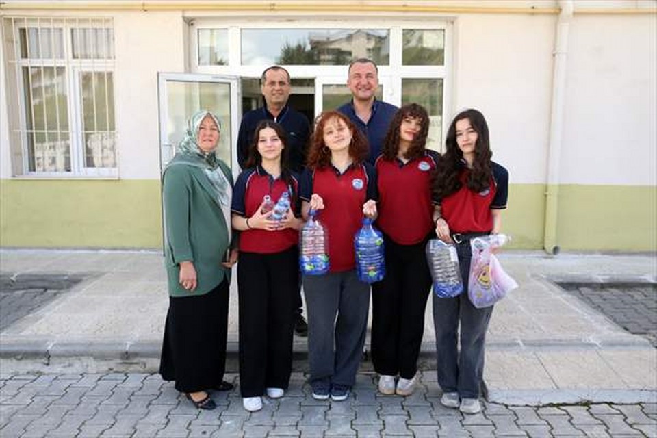 Lise öğrencileri özel gereksinimli bireyler için 400 kilogram kapak topladı