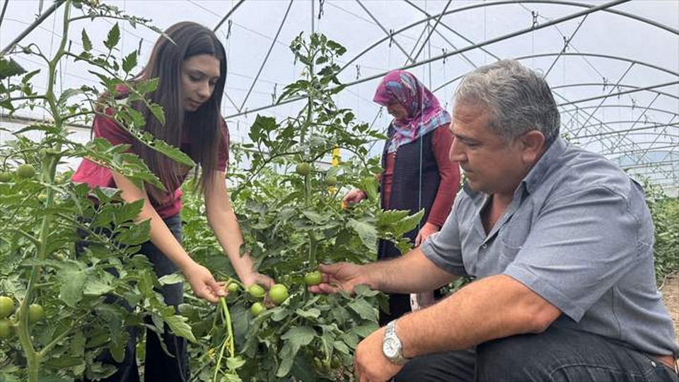 Uygulama seralarında tarımı öğrenen liseliler, doğru ve bilinçli üretime öncülük ediyor