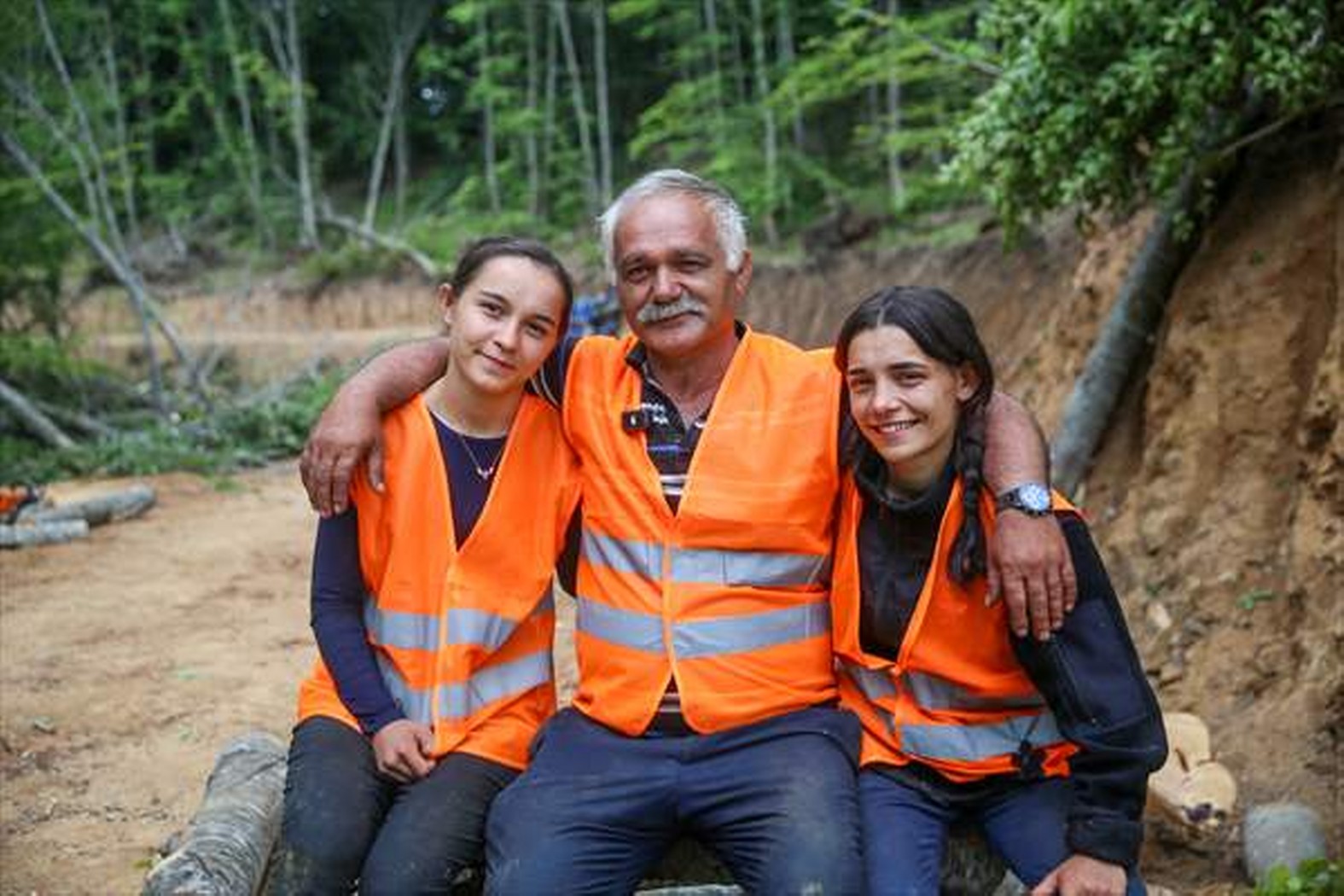 İki kız kardeş babalarıyla ormanda zorlu işleri başarıyla yapıyor
