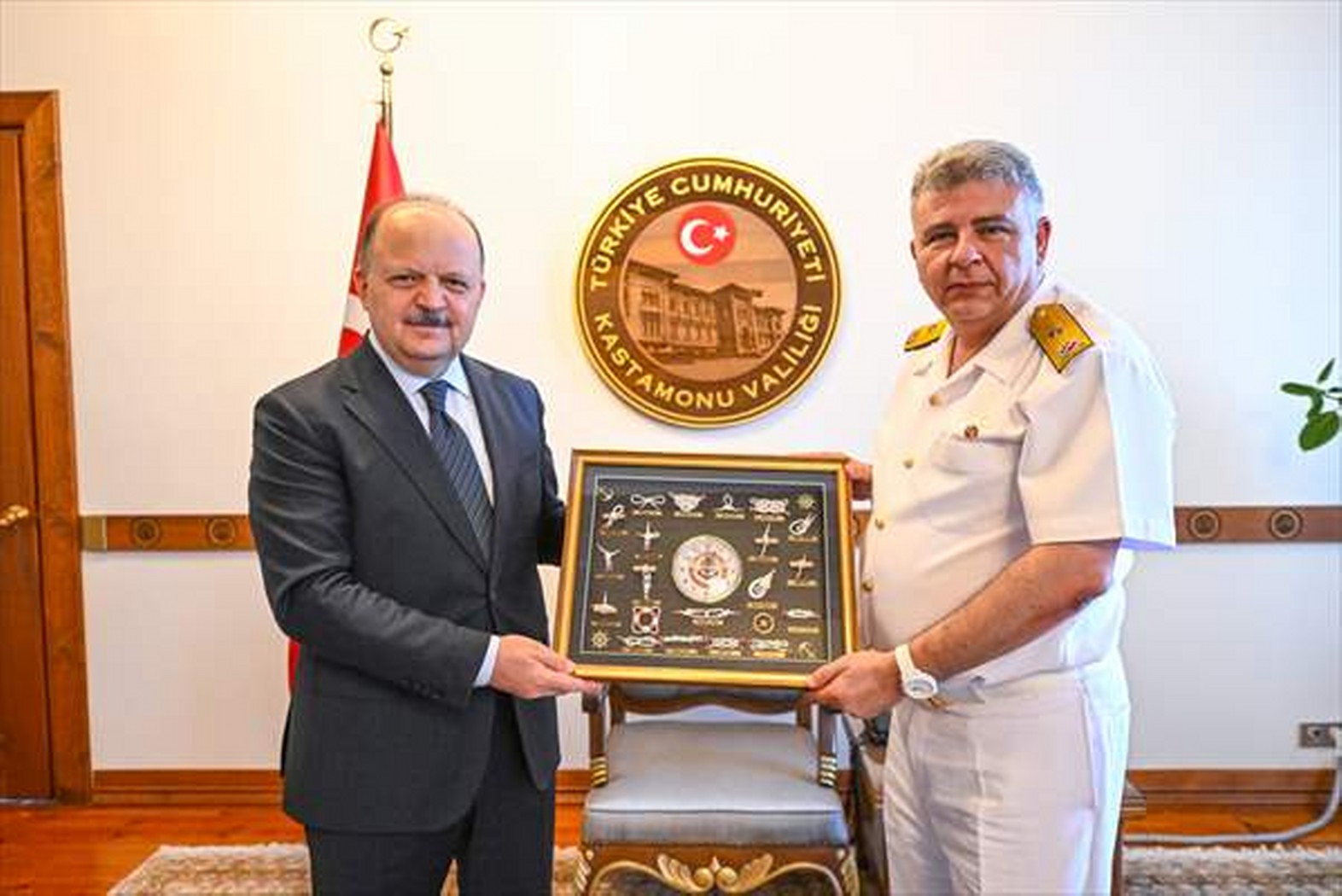 Sahil Güvenlik Karadeniz Bölge Komutanı Tuğamiral Bahadır’dan Vali Dallı’ya ziyaret