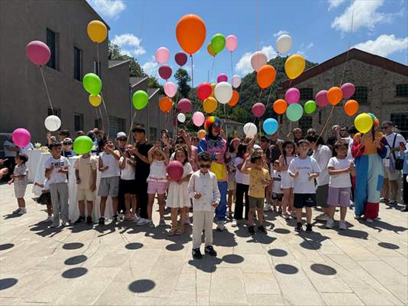 Zonguldak’ta lösemiyi yenen 6 yaşındaki çocuk için gökyüzüne balonlar bırakıldı