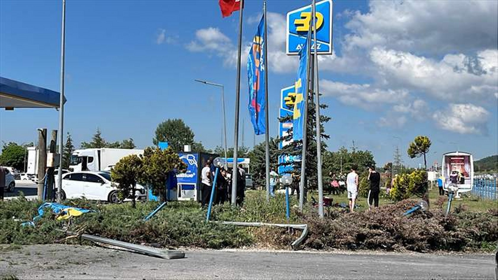 Bolu’da kontrolden çıkan hafif ticari aracın akaryakıt istasyonunda çarptığı kişi öldü