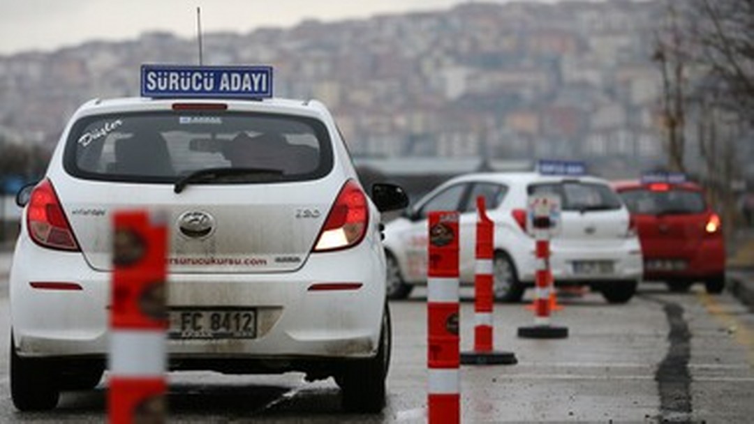 Güneşe çıkamayan sürücü adayı direksiyon sınavına akşam girecek