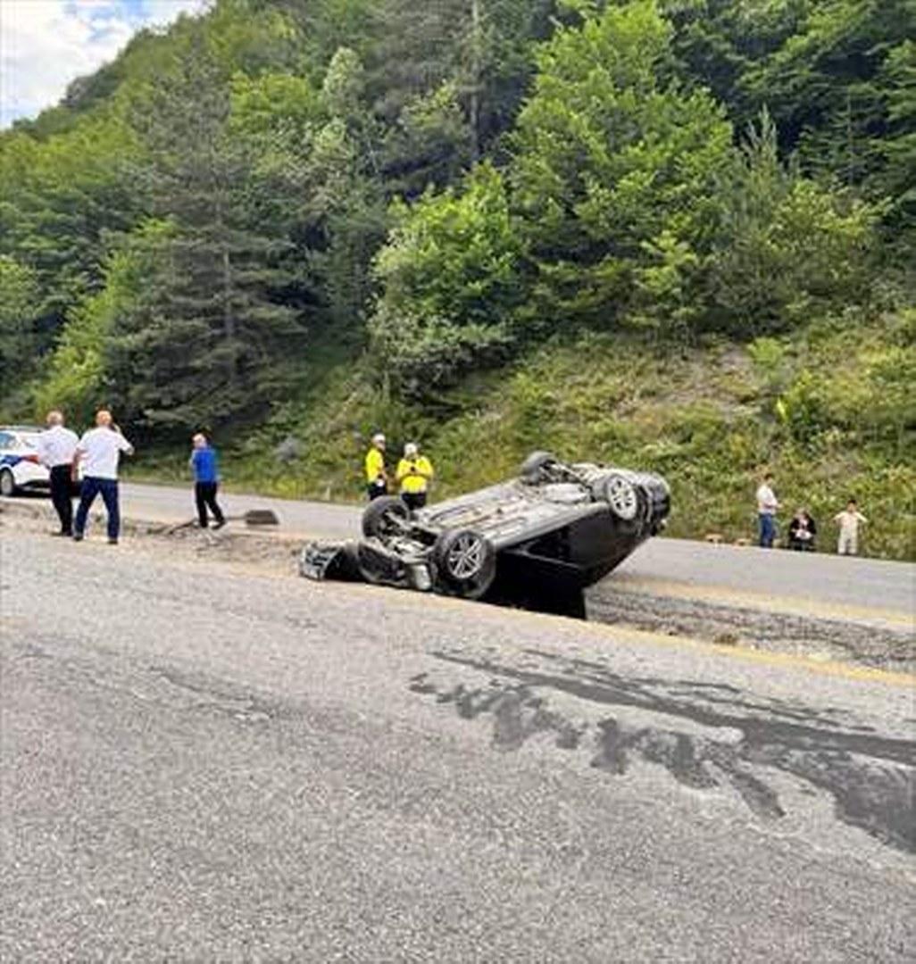 Kastamonu’da devrilen otomobildeki anne ile bebeği yaralandı