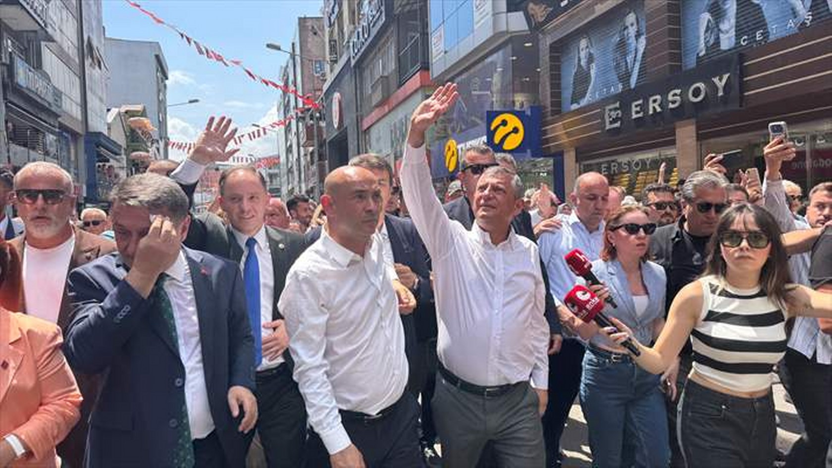 CHP Grup Başkanı Özel, Zonguldak’ta vatandaşlarla bir araya geldi