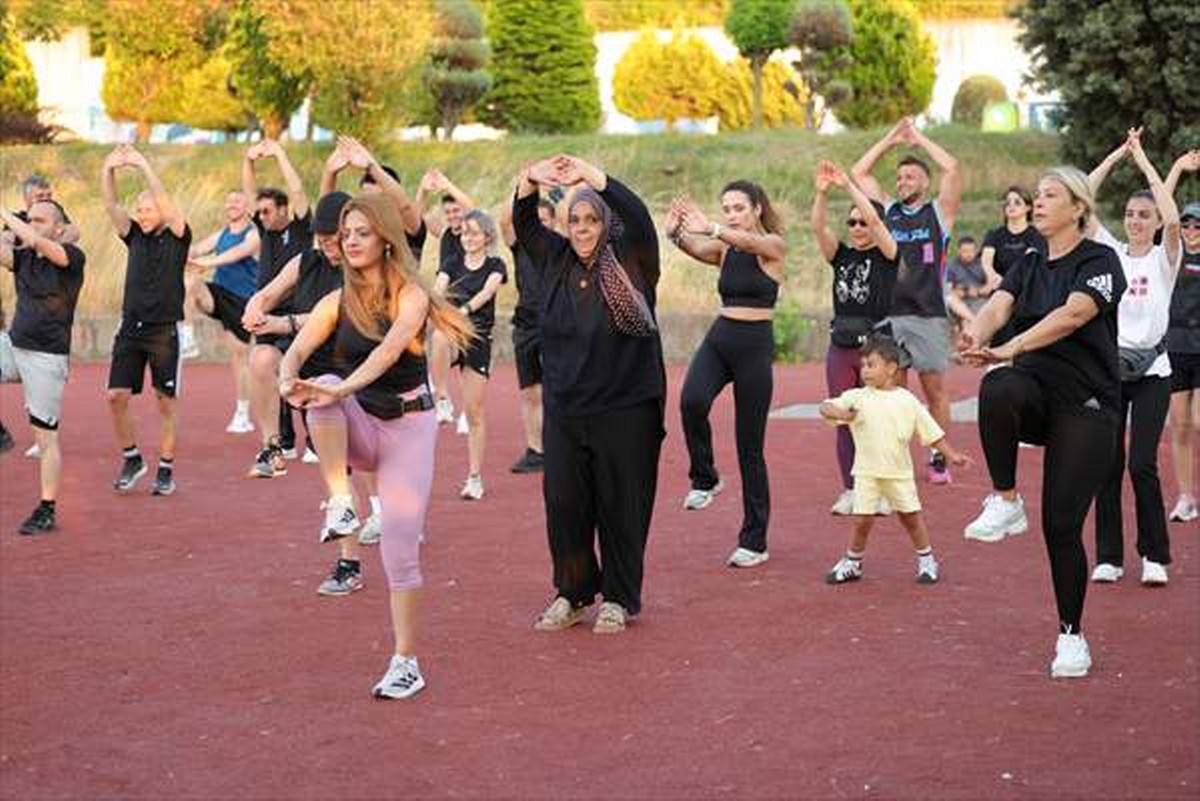 Farklı meslek gruplarından spor tutkunları günlük hayatın stresini koşarak atıyor