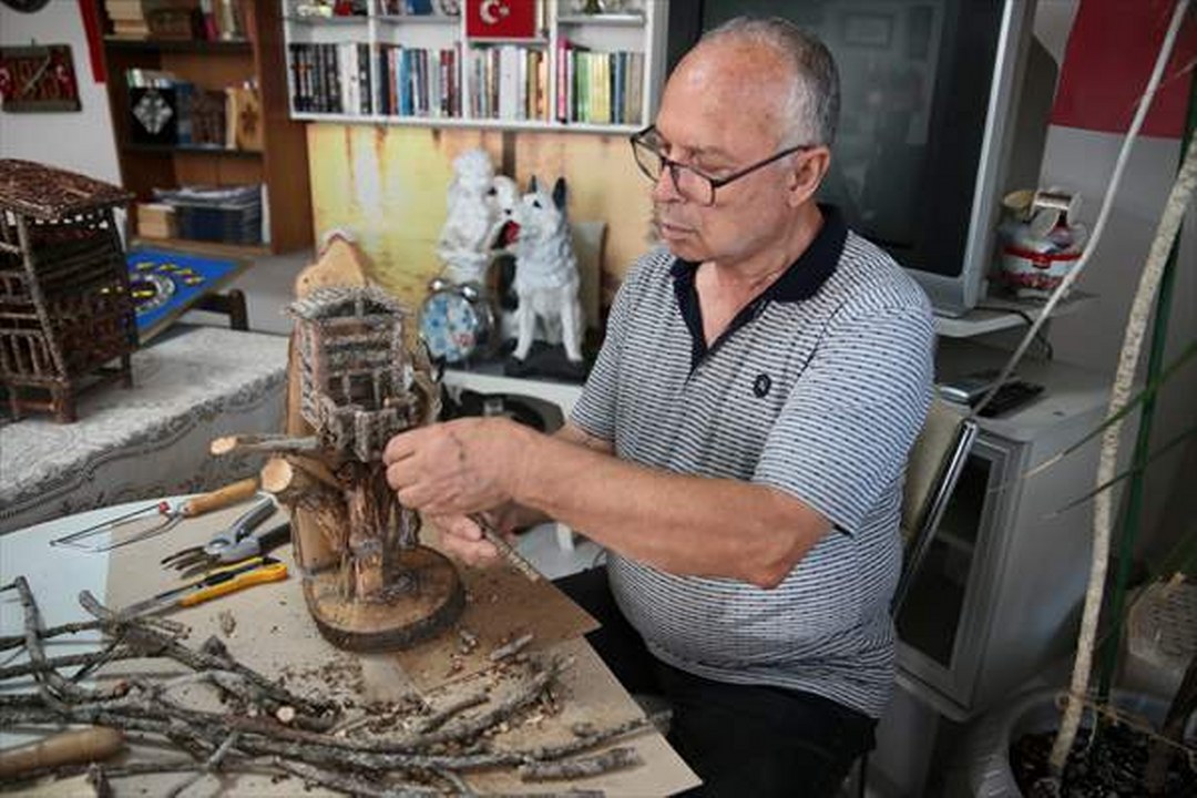 Ağaç parçaları sanat tutkunu emekli polisin elinde yeniden değerleniyor