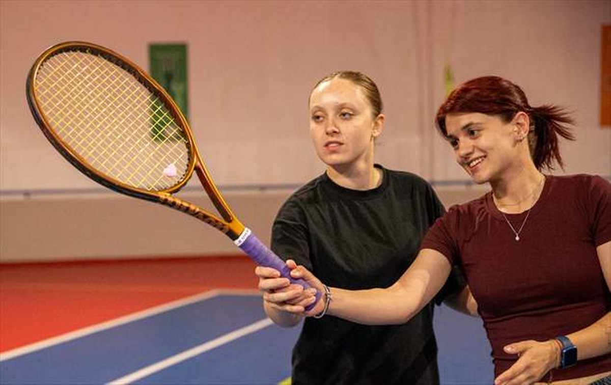 Milli badmintoncu Cemre, farklı branşlarda sporcular yetiştirmek için iller arası mekik dokuyor