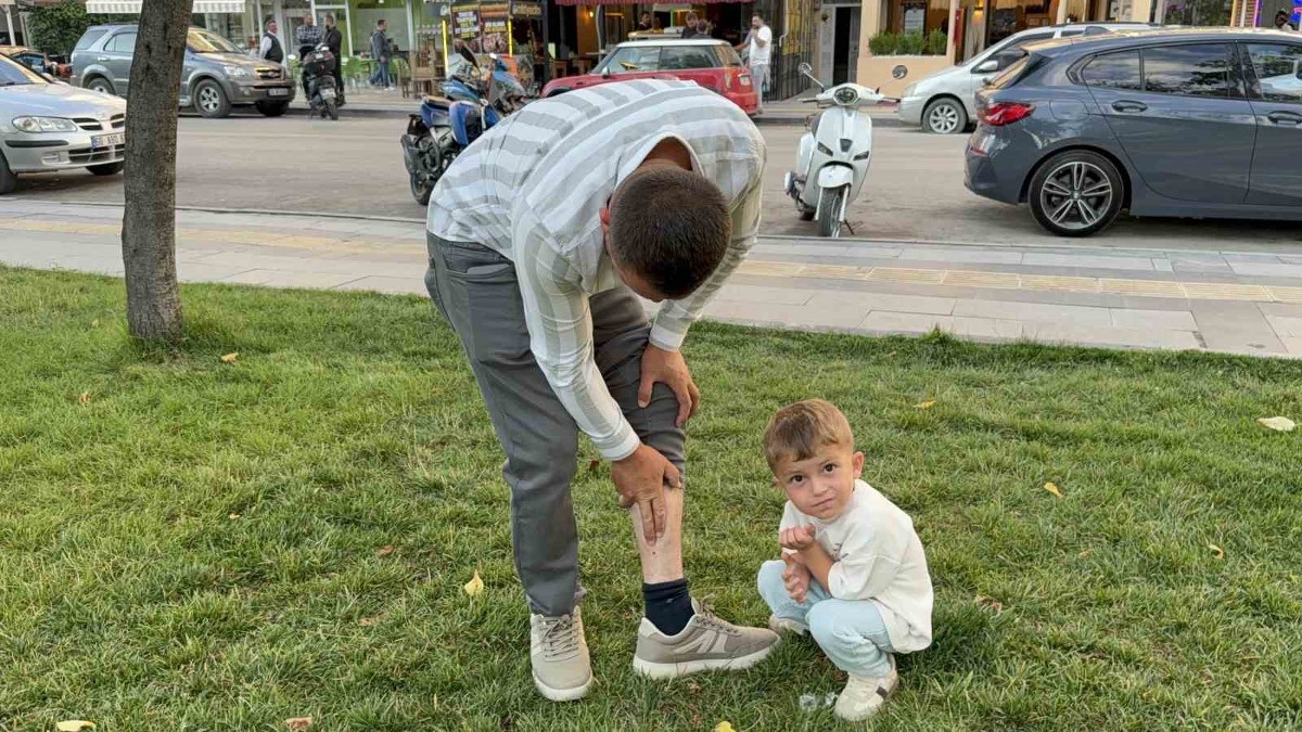 Vücuduna tutunan kene ile yüzük takma merasimine katılan besici, tehlikeyi hiçe sayarak “Keneyi besiye aldık” dedi
