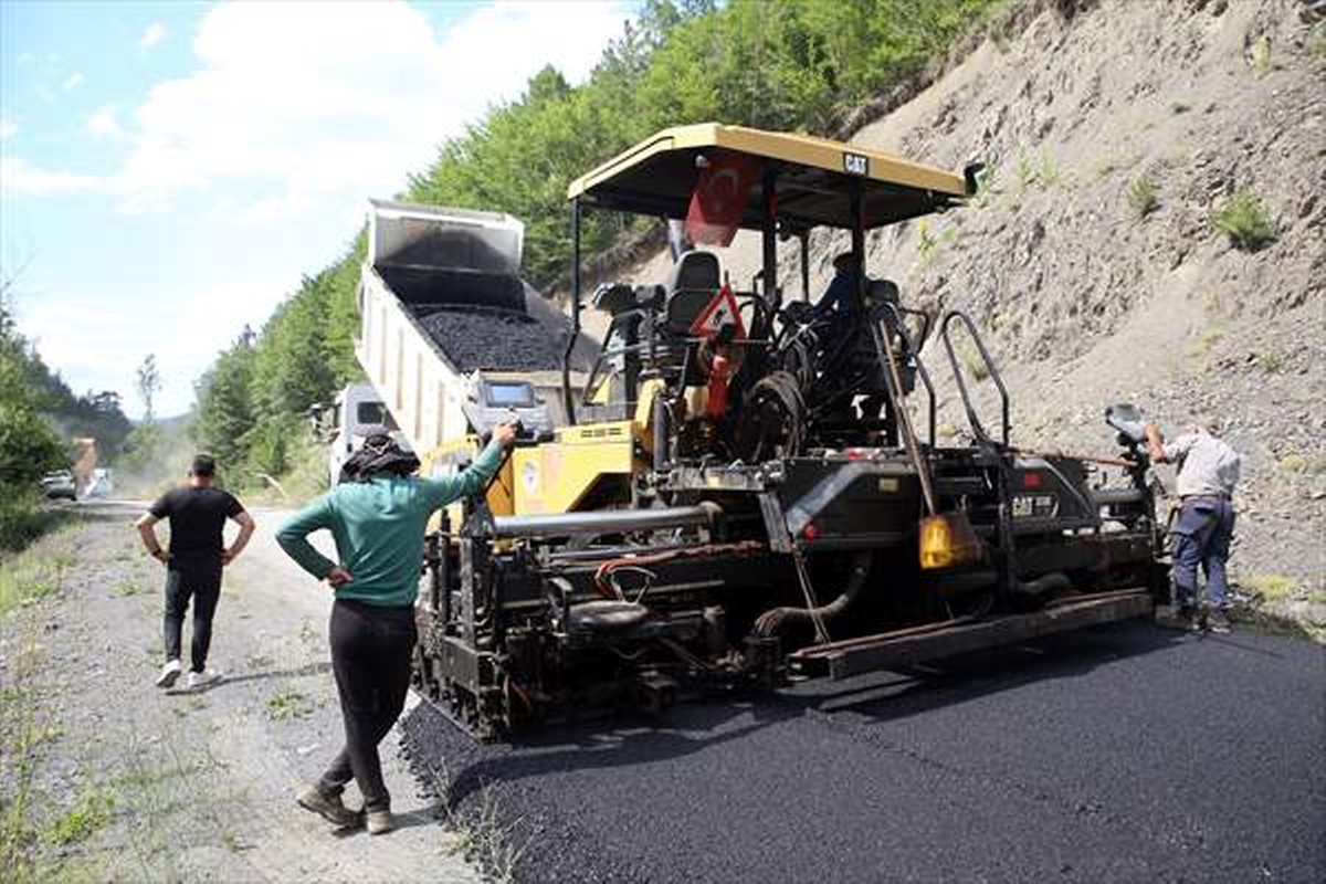 Ilgaz ve Küre dağlarının sarp yolları Özel İdare ekiplerince asfaltla buluşturuluyor