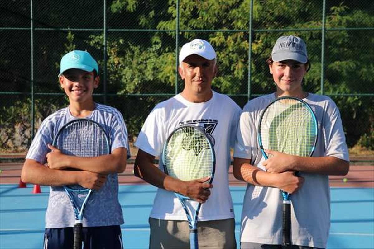 Top toplayıcılığından başantrenörlüğe yükselen tenisçi yeni sporcular yetiştiriyor