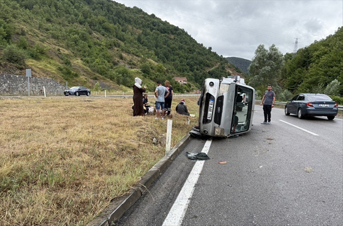 Zonguldak’ta refüje çarparak devrilen hafif ticari araçtaki 3 kişi yaralandı