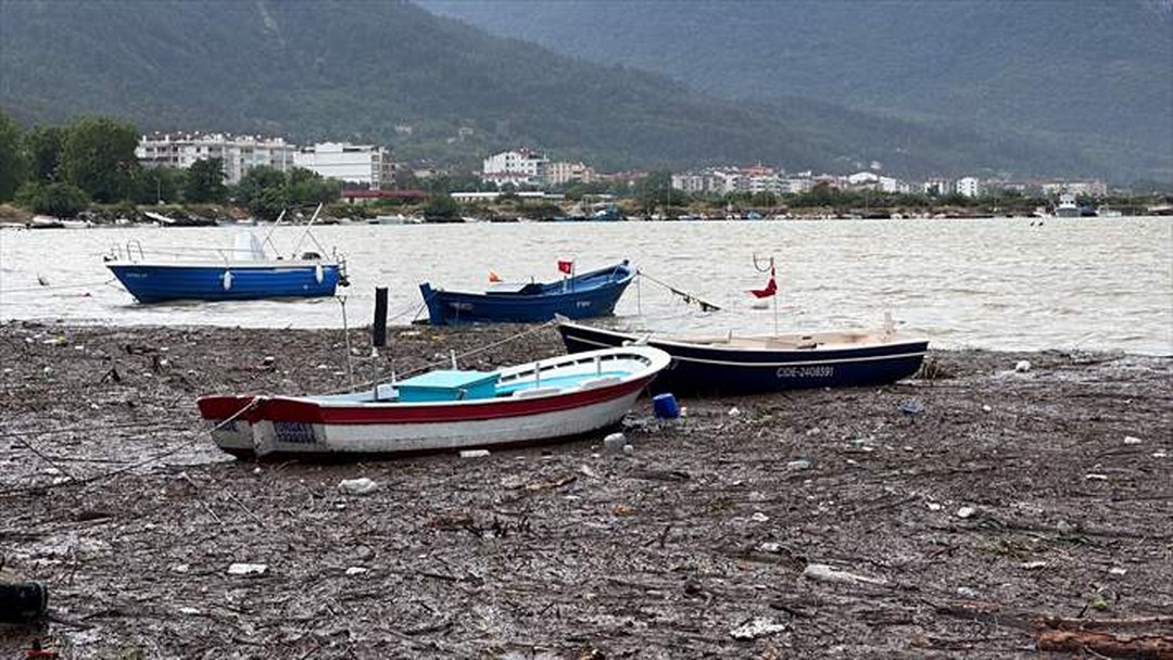 Cide Limanı ile Balıkçı Barınağı su taşkınları nedeniyle balçık ve odunlarla kaplandı