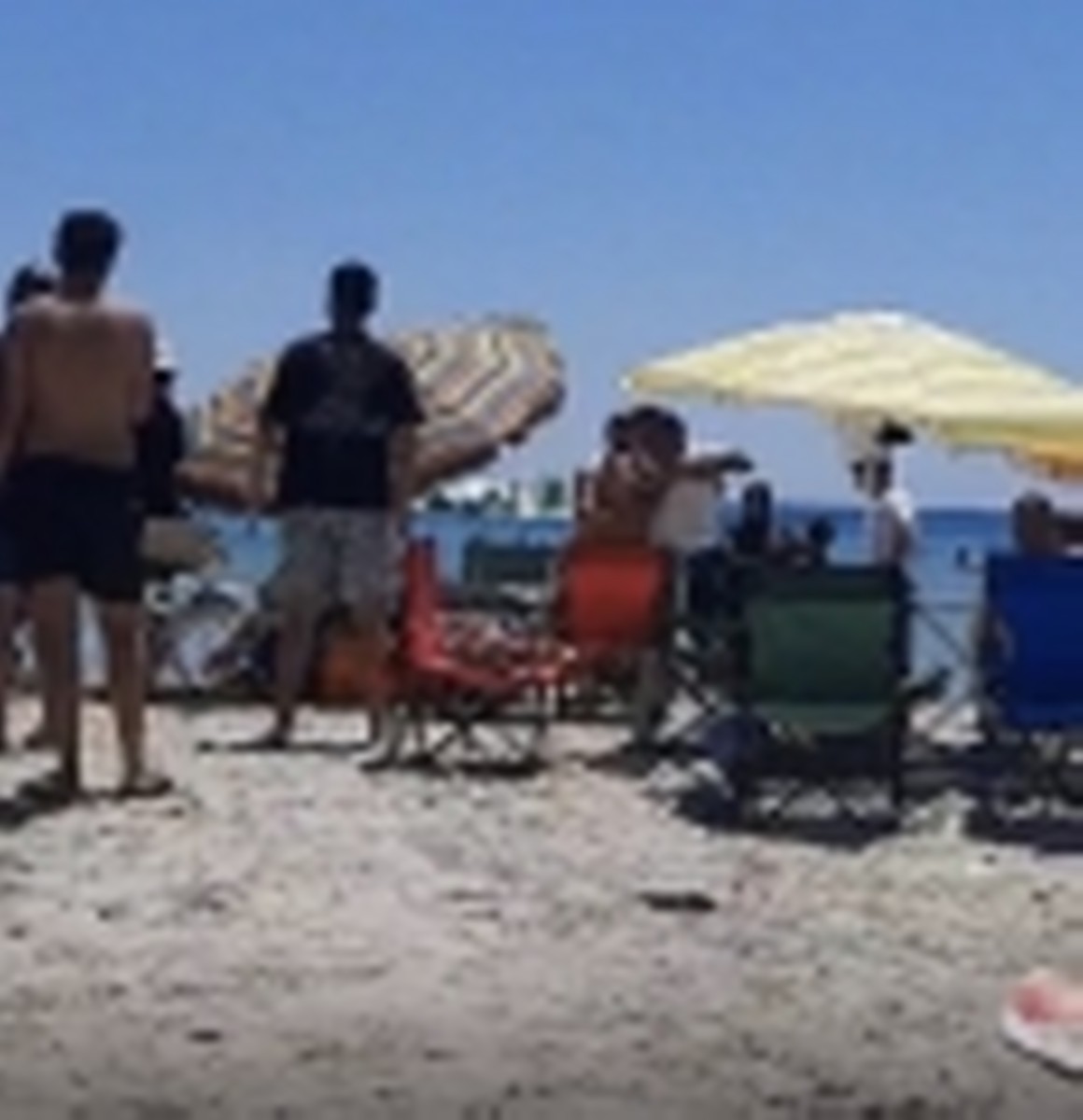Çeşme’de plajda ‘Şemsiyeni açamazsın’ kavgası