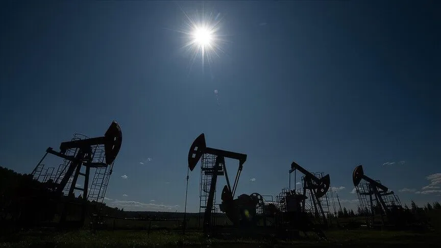ABD, Hürmüz Boğazı’nda petrol akışının hızlanmasıyla bu yıl için petrol fiyatı tahminini düşürdü