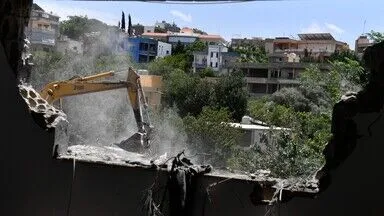 İsrail ordusu, ateşkese rağmen Lübnan’ın güneyinde evleri iş makineleriyle yıktı
