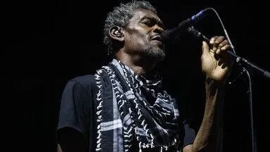 İngiliz müzik grubu Massive Attack’e, konserde Filistin bayrağı açtıkları gerekçesiyle soruşturma