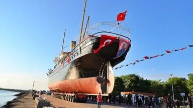 Bandırma Gemi Müzesi karadan yürütülerek İstiklal Meydanı’na taşındı