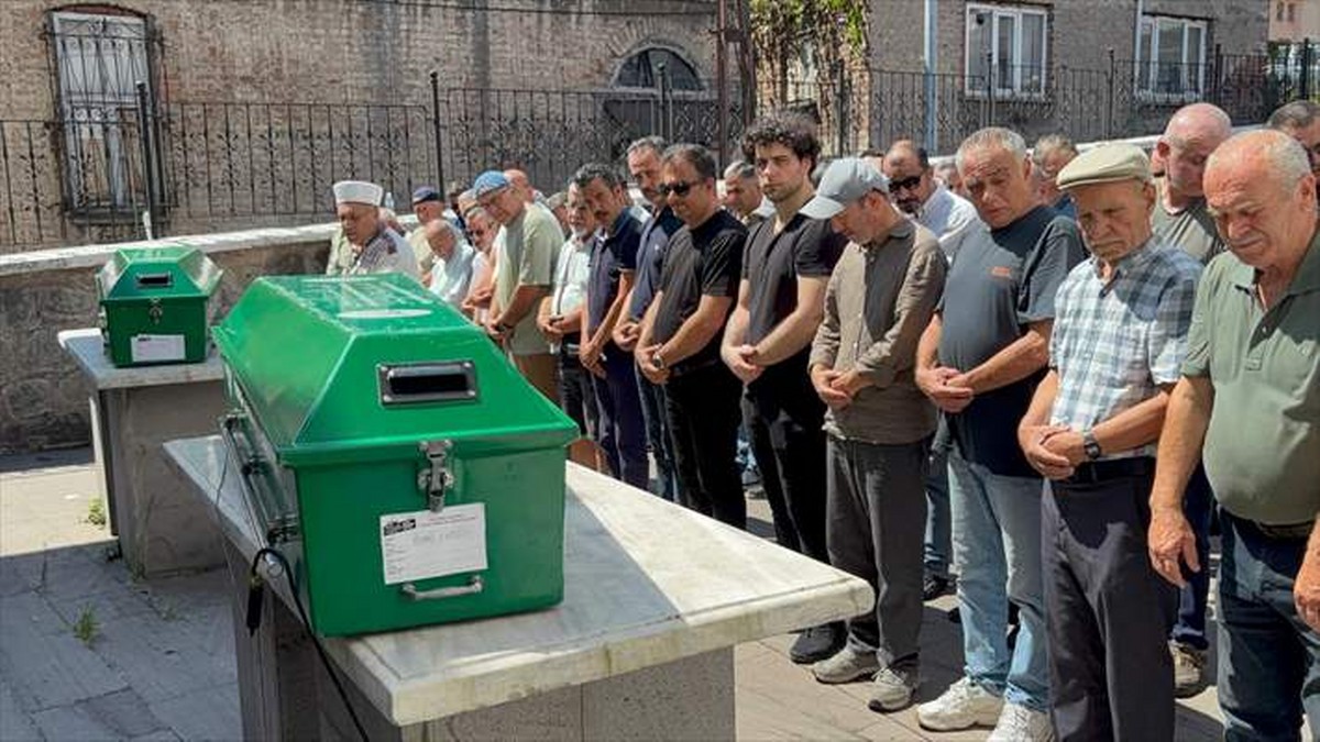Zonguldak’ta bir gün arayla vefat eden dede ve torununun cenazeleri defnedildi