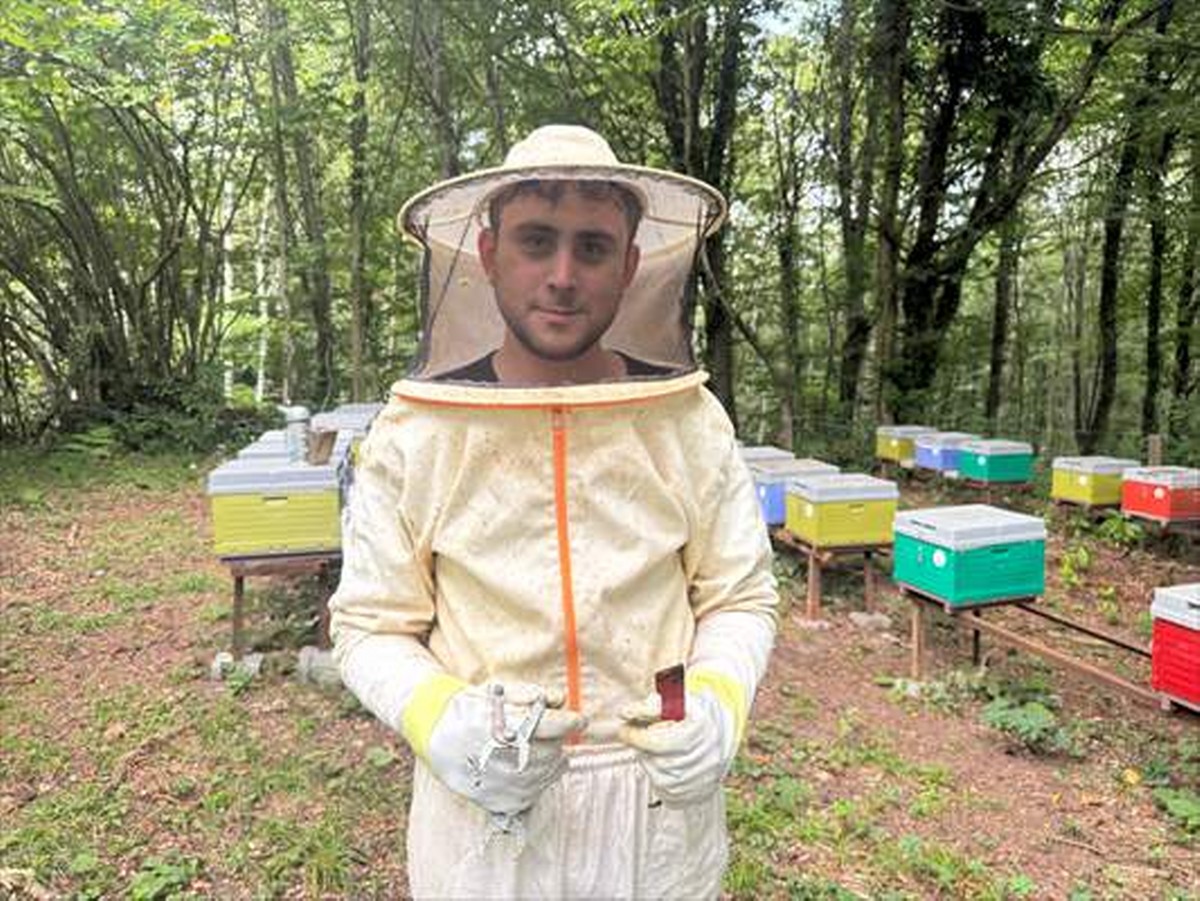 Hobi olarak 5 kovanla başladığı arıcılıkta üretimini büyütüyor