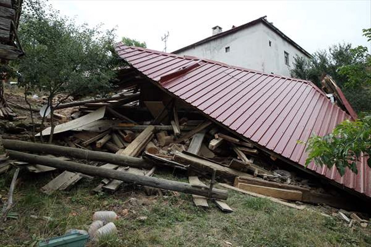 Kastamonu’da tadilat sırasında çöken ahşap evdeki 5 kişi yaralandı