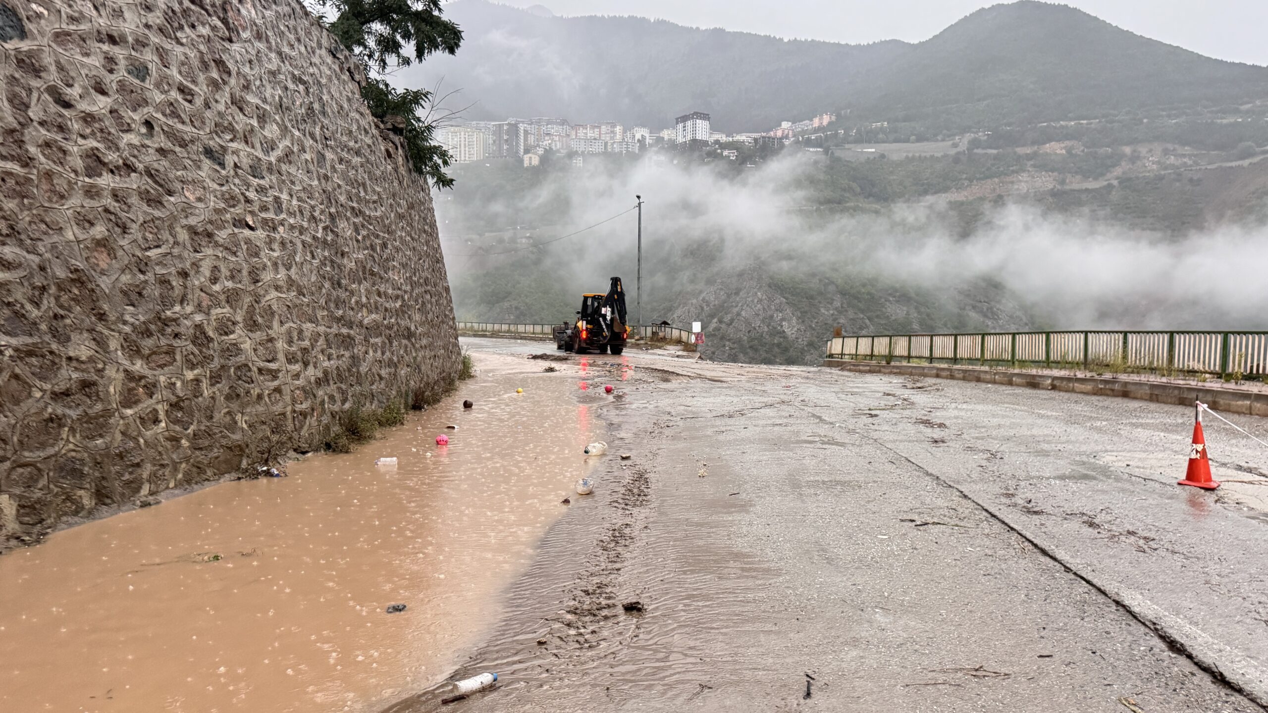 Artvin’de sağanak taşkın, su baskını ve heyelanlara yol açtı