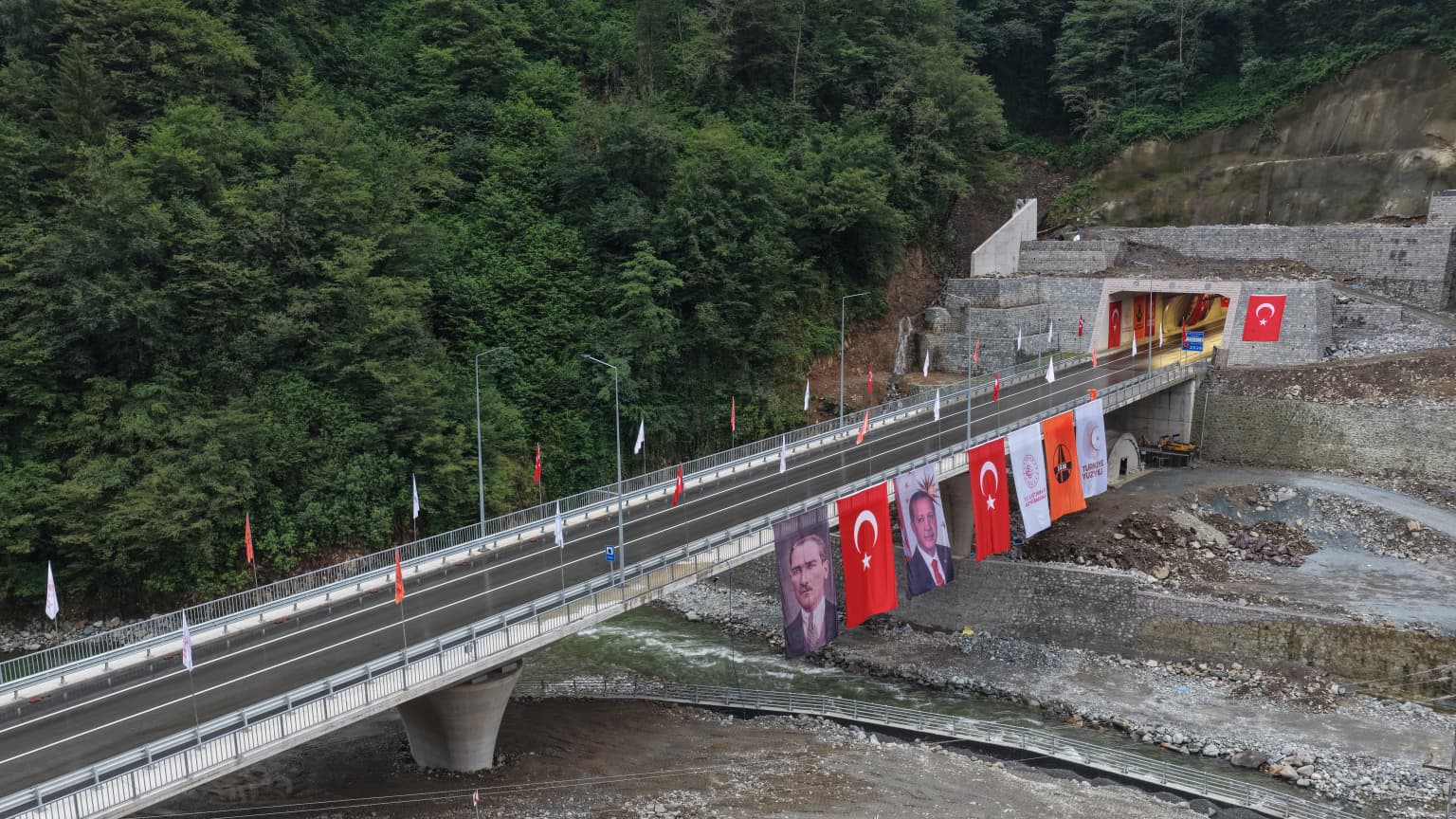 Bakan Uraloğlu, Çamlıhemşin Tünelli Geçişi’nin açılışında konuştu: