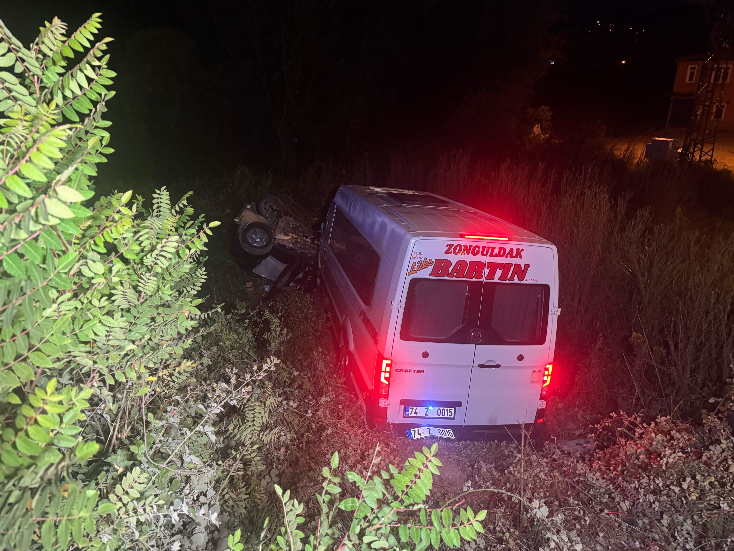 Bartın’da yolcu minibüsüyle otomobilin çarpıştığı kazada 11 kişi yaralandı