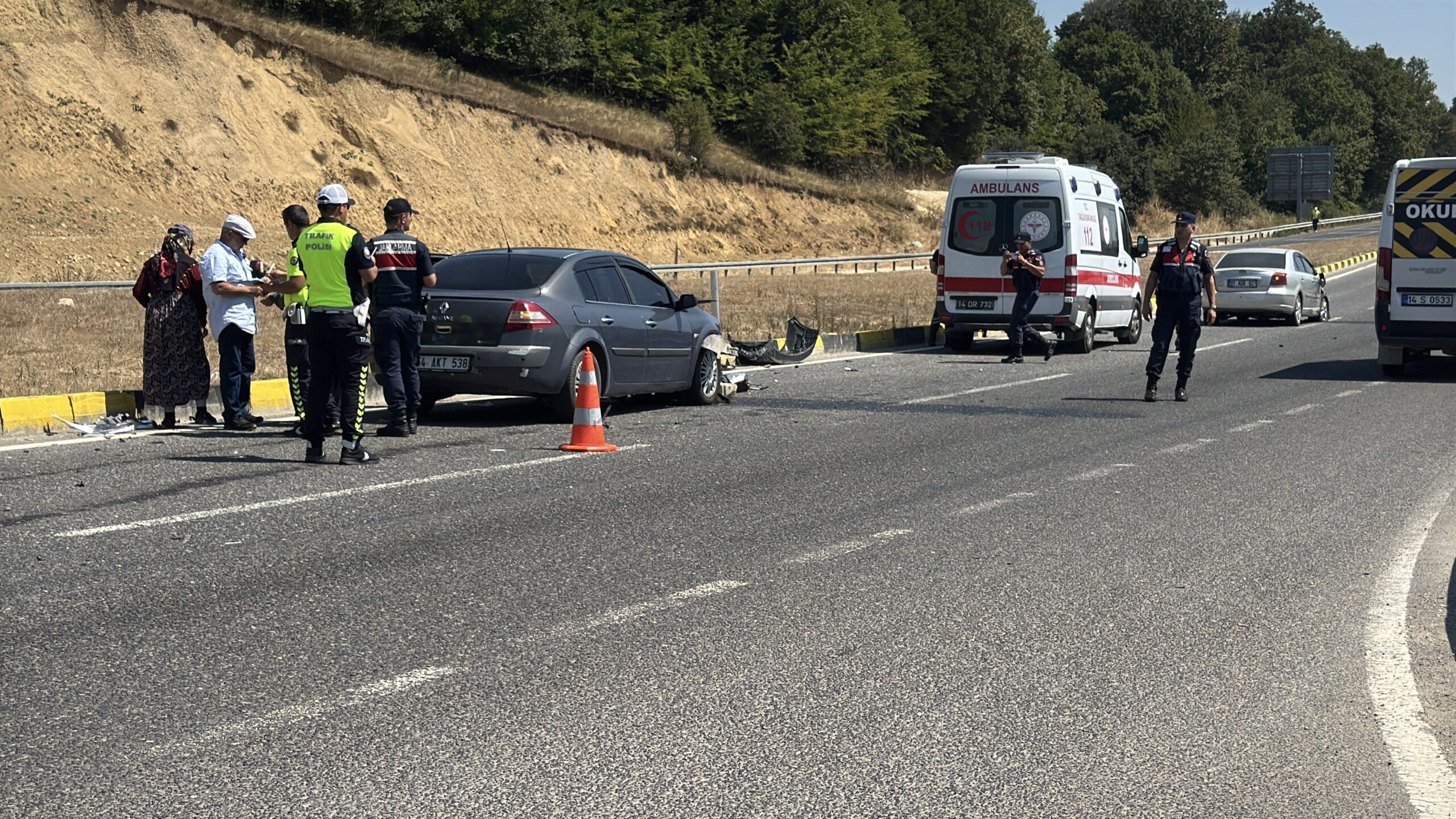Bolu’da iki otomobilin çarpıştığı kazada sürücüler yara almadan kurtuldu