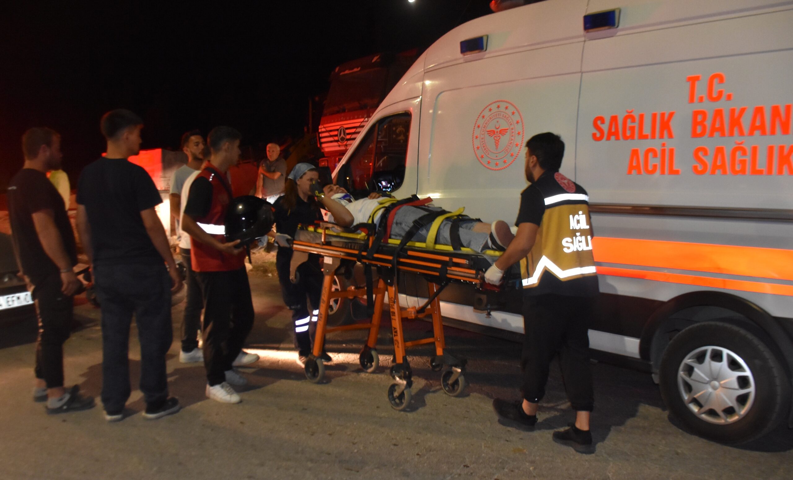 Boyabat’ta otomobille çarpışan motosikletteki 2 kişi yaralandı