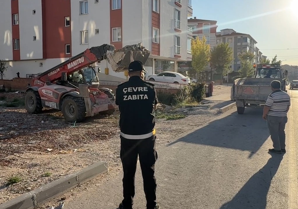 Çorum’da boş araziye inşaat atığı döken kişiye 20 bin lira ceza uygulandı