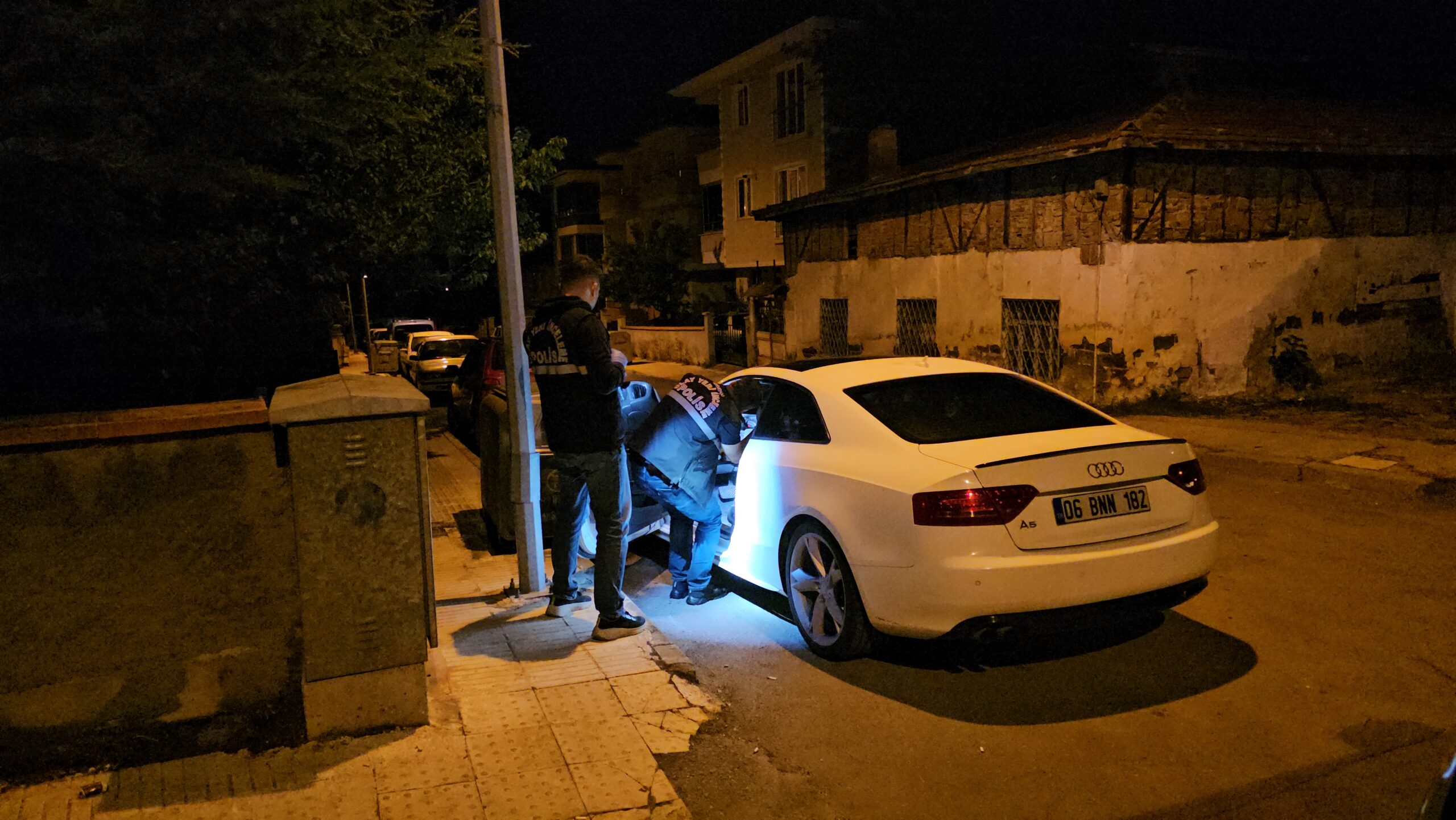 Çorum’da park halindeki araç kurşunlandı