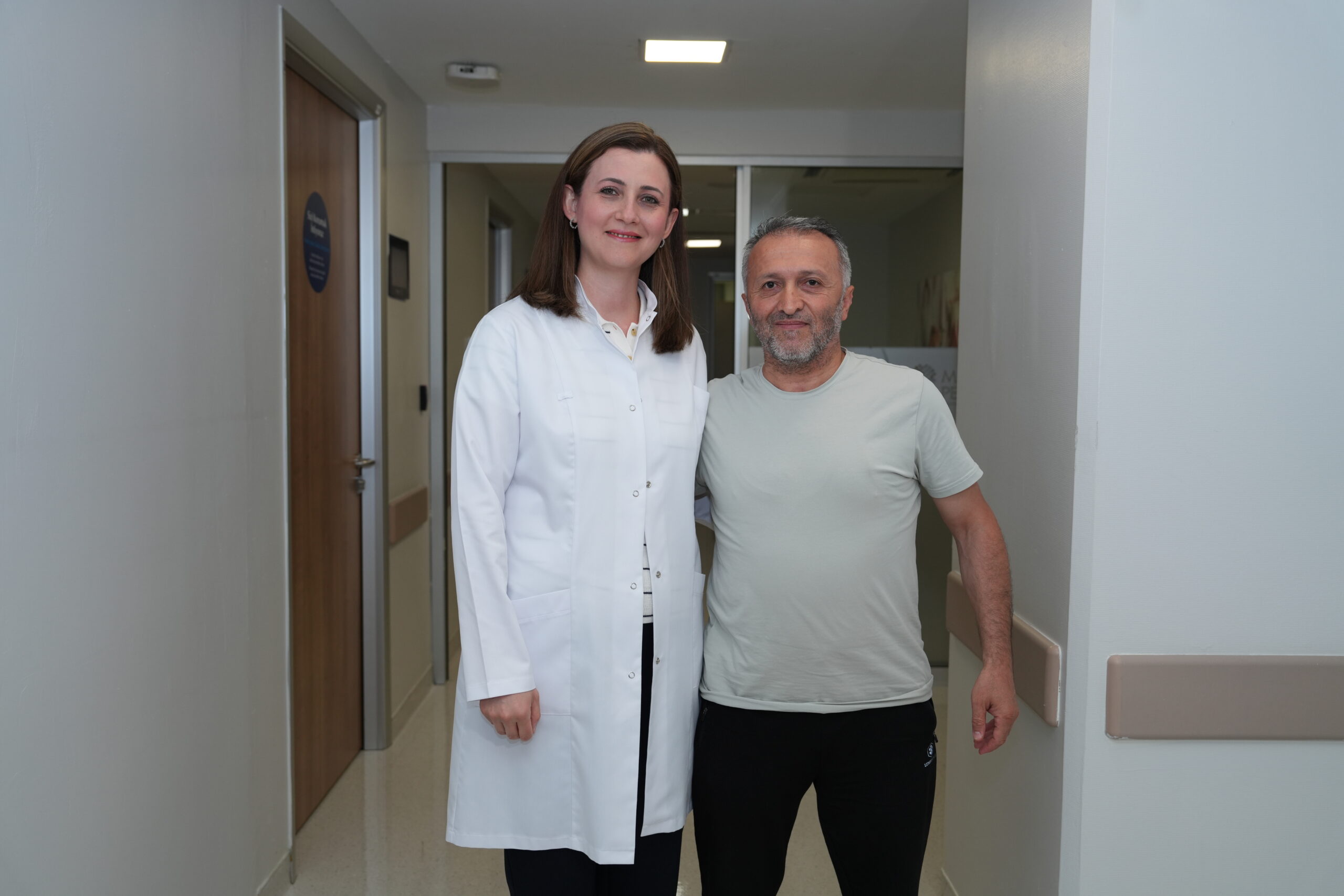 İki kez felç geçiren hasta rehabilitasyonla yeniden yürüdü