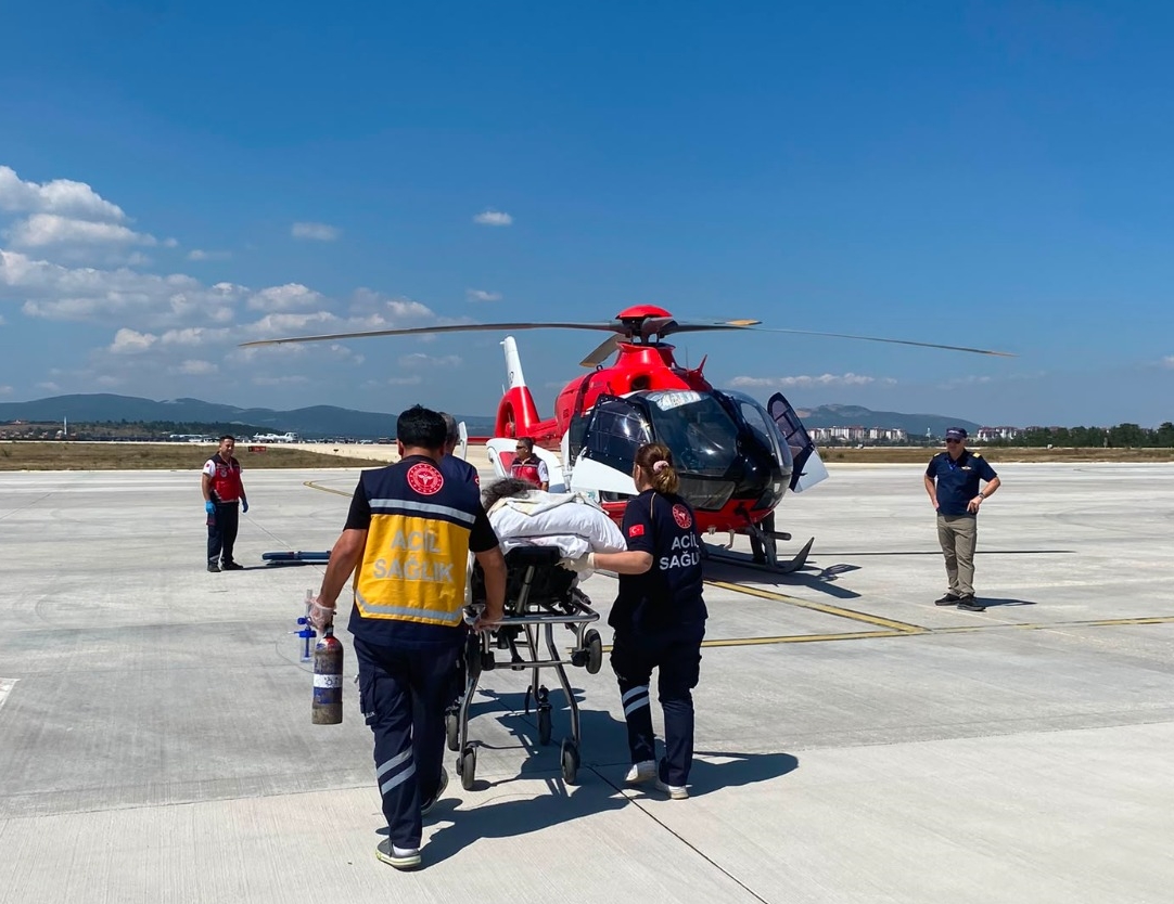 Kastamonu’da ambulans helikopter inme geçiren hasta için havalandı