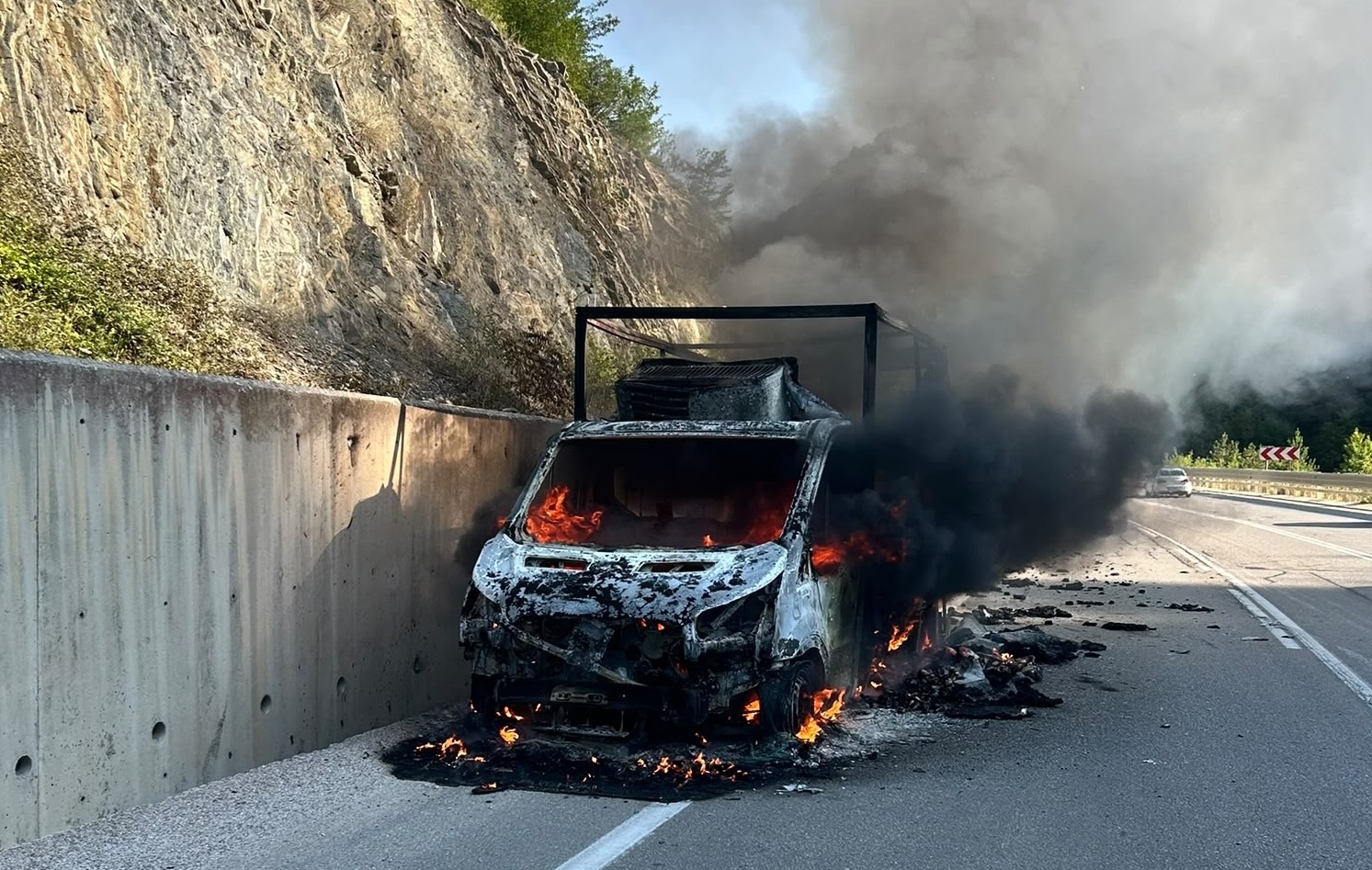 Sinop’ta seyir halindeki kamyonet yandı