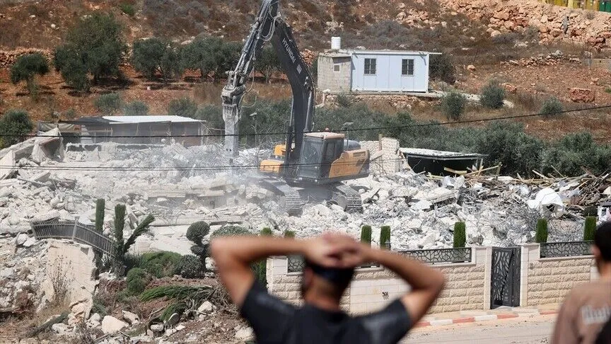 İsrail güçleri, işgal altındaki Doğu Kudüs’te Filistinlilere ait iki katlı evi yıktı