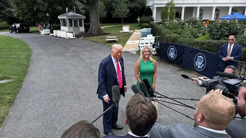 Trump, Beyaz Saray Sözcüsü Leavitt’in ay sonunda görevinden ayrılacağını duyurdu