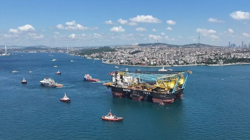 Dünyanın üçüncü büyük yarı batık vinç gemisi İstanbul Boğazı’ndan geçiyor