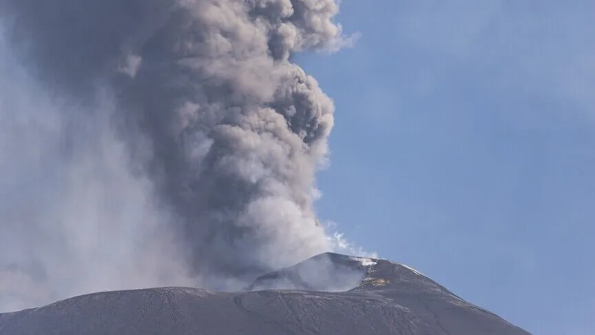 İtalya’da Etna Yanardağı’nın patlamasıyla oluşan kül bulutu uçuşları aksattı