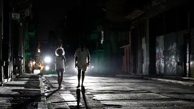 Küba genelinde Ulusal Elektrik Sistemi’nin devre dışı kalmasıyla elektrik kesintisi yaşandı