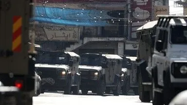 İsrail, Doğu Kudüs’ün kuzeyindeki Kalendiya Mülteci Kampı’na geniş çaplı baskın düzenledi