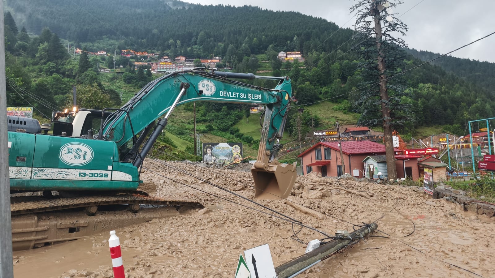 Trabzon’da sağanak nedeniyle taşan derede çalışmalar sürüyor