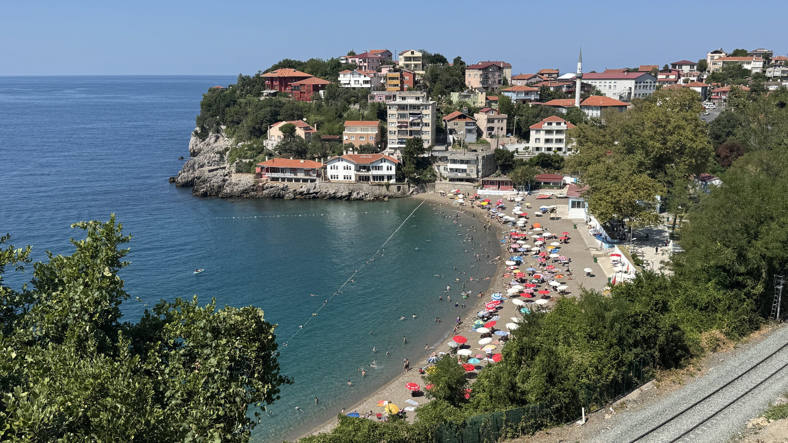 Zonguldak’ta denize giriş yasağının sonlanmasının ardından plajlarda yoğunluk yaşandı