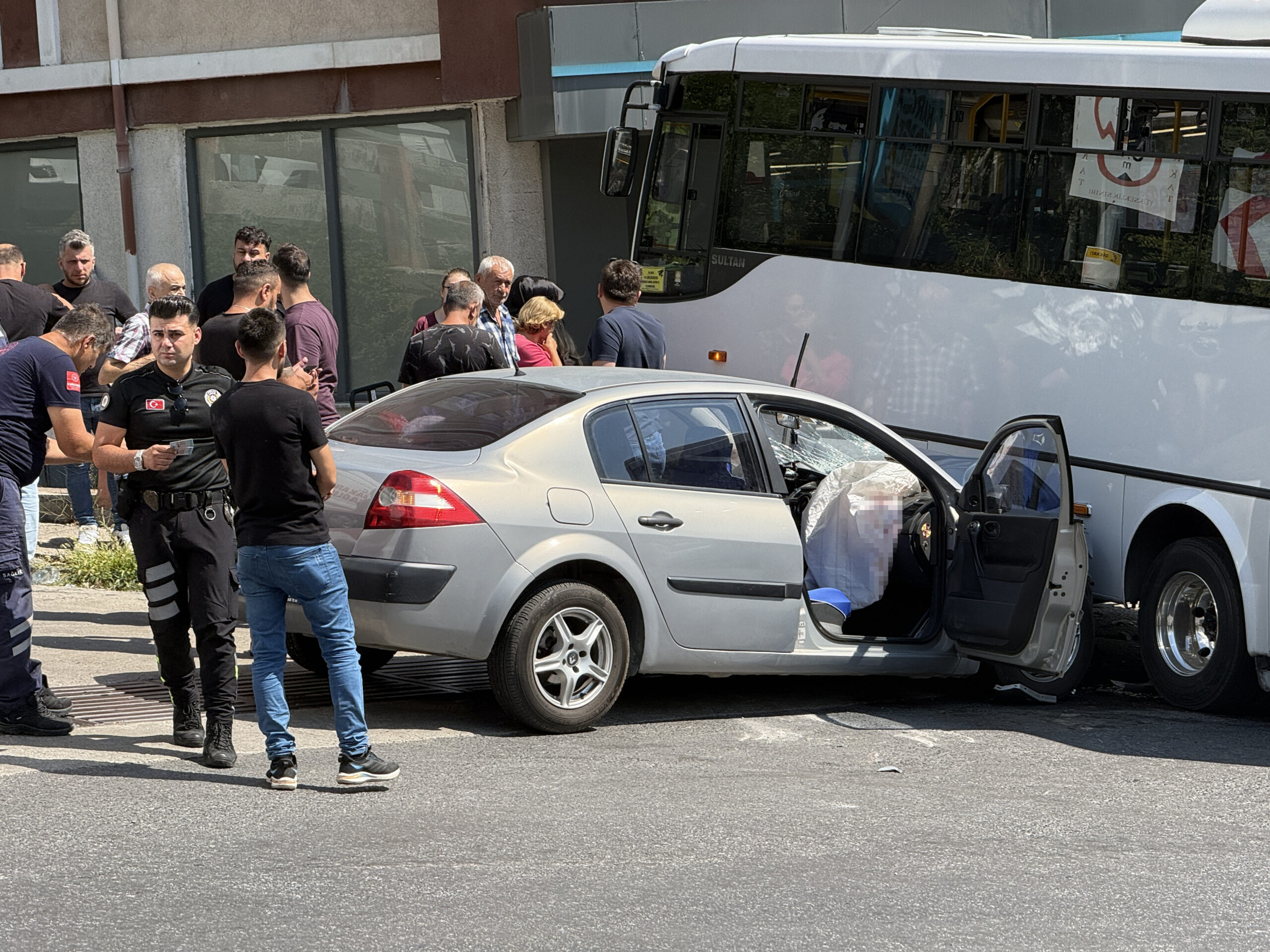 Zonguldak’ta özel halk otobüsü ile otomobilin çarpıştığı kazada 7 kişi yaralandı