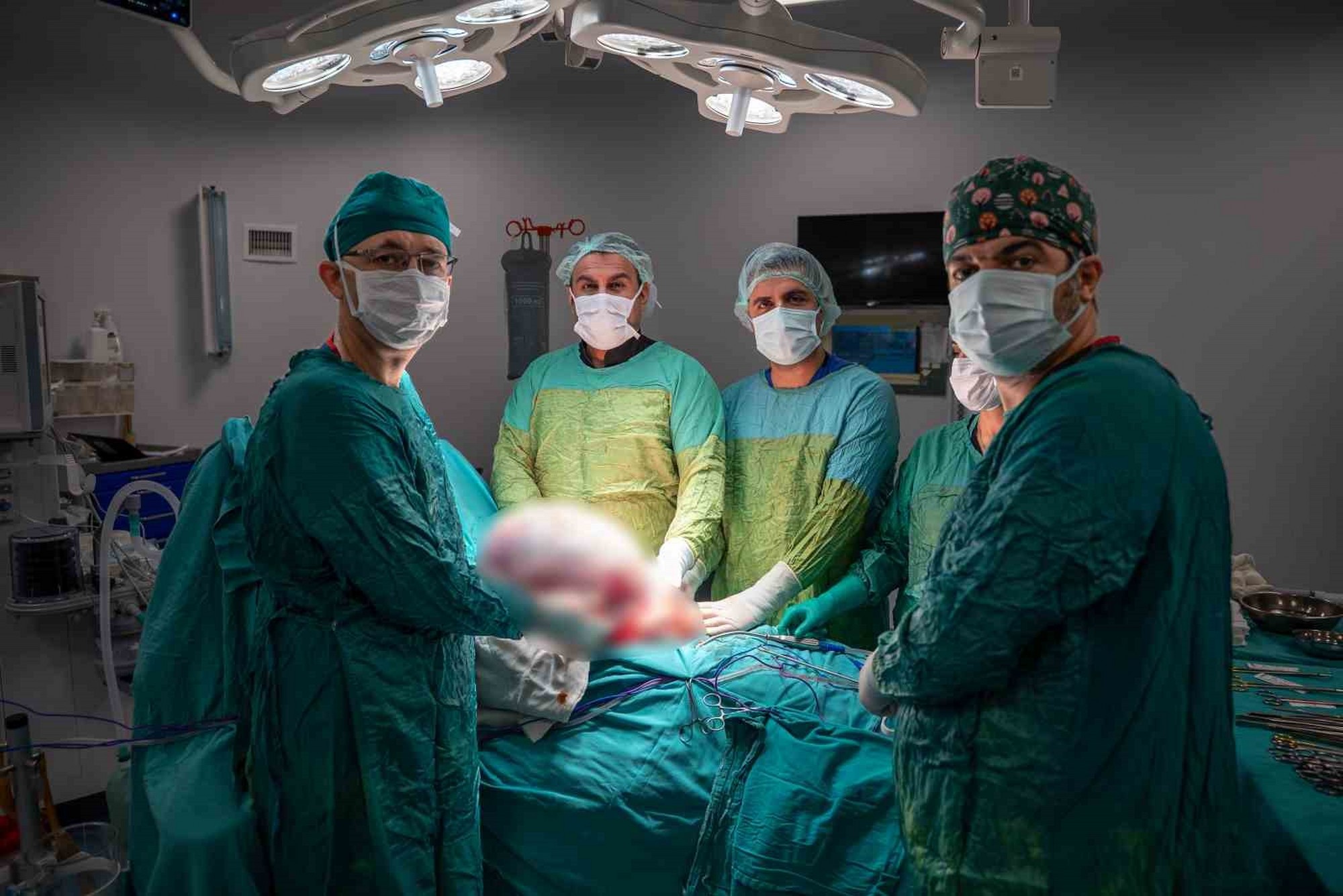 Karın ağrısı ve şişkinlikle başvurdu 15 kilogramlık kitle çıkarıldı