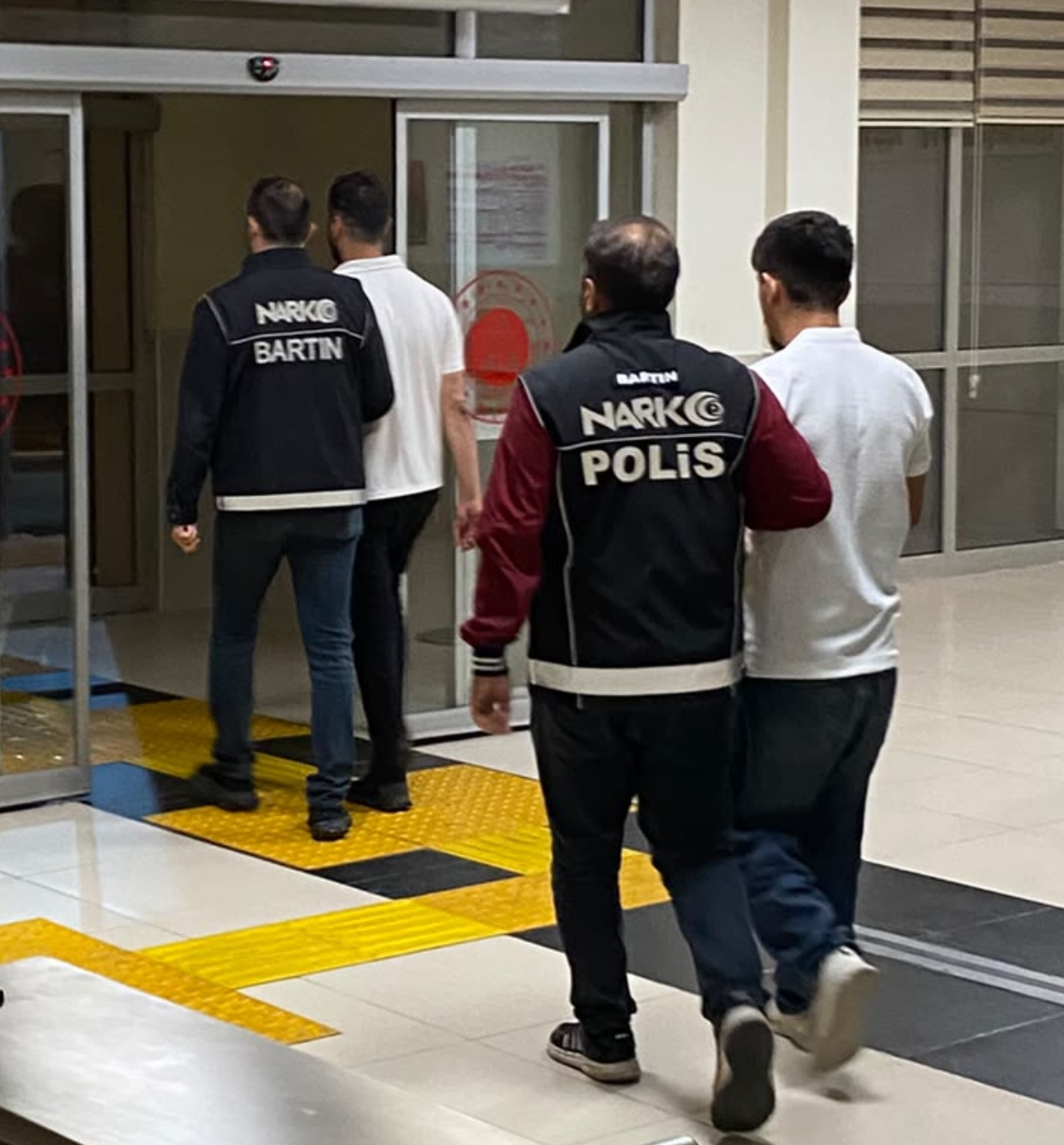 Bartın’da uyuşturucu operasyonunda yakalanan 2 şüpheli tutuklandı