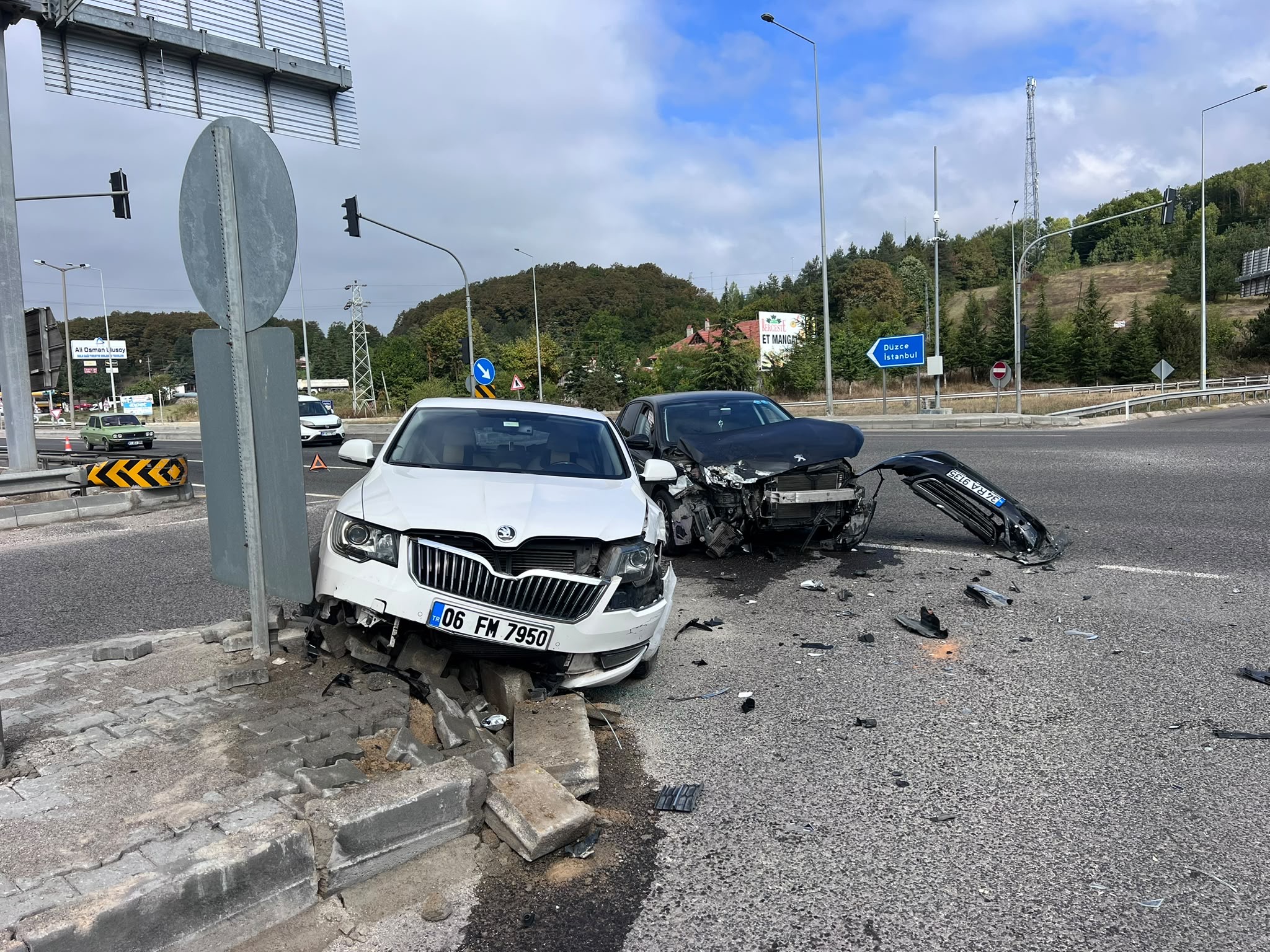 Bolu’da iki otomobilin çarpıştığı kazada 2 kişi yaralandı