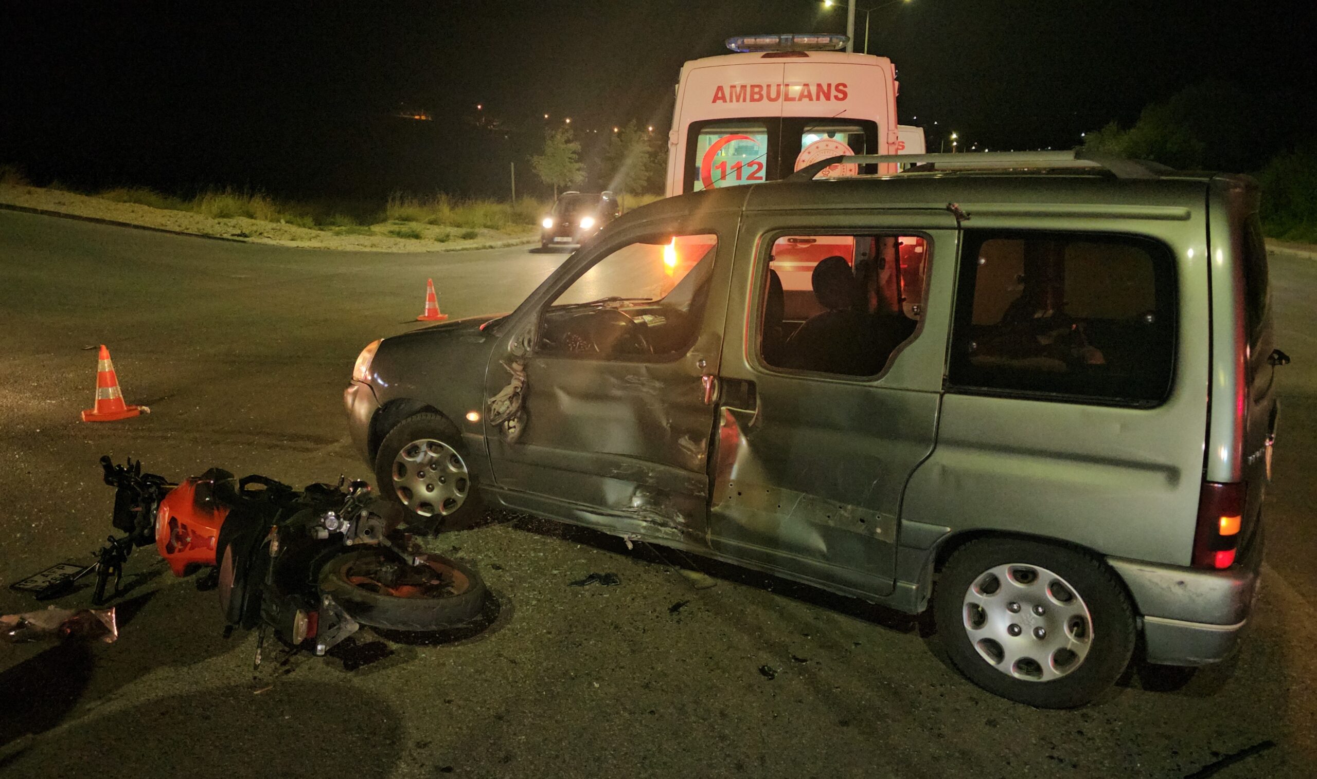 Çorum’da hafif ticari araç ile motosiklet çarpıştı, 3 kişi yaralandı