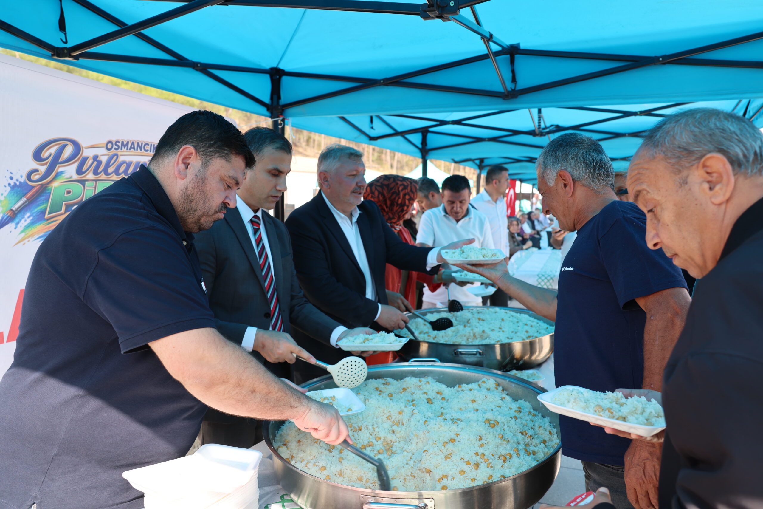 Çorum’da kara yolundan geçenlere pirinç pilavı ikram edildi