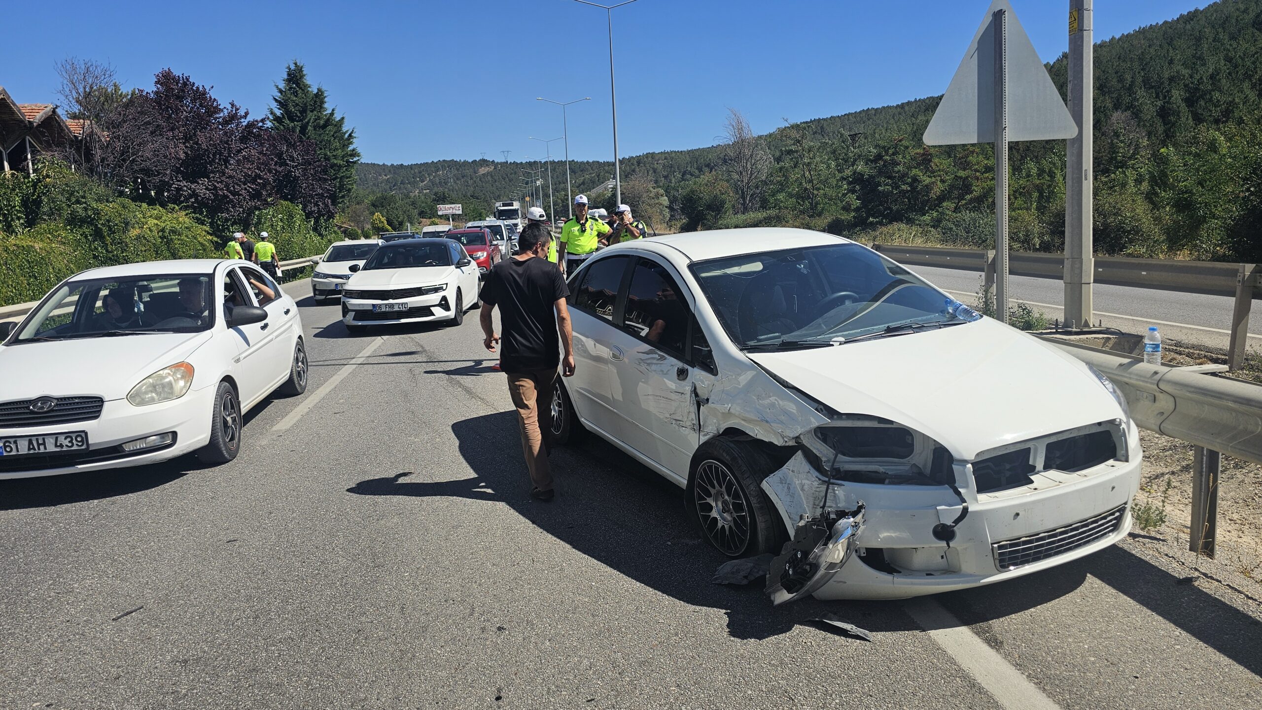 Çorum’da üç aracın karıştığı trafik kazasında 5 kişi yaralandı